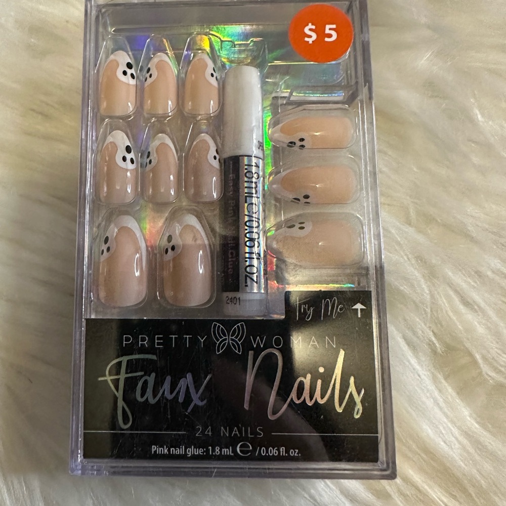 🩷5/$10 Faux Nails - Cream Ghost Design